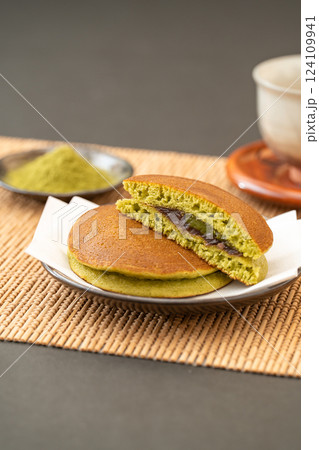 和風背景に抹茶どら焼き 和風背景に抹茶どら焼き 124109941