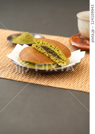 和風背景に抹茶どら焼き 124109943