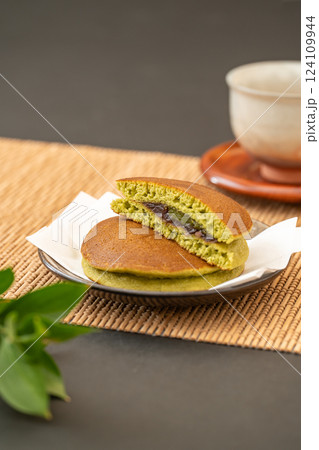和風背景に抹茶どら焼き 和風背景に抹茶どら焼き 124109944
