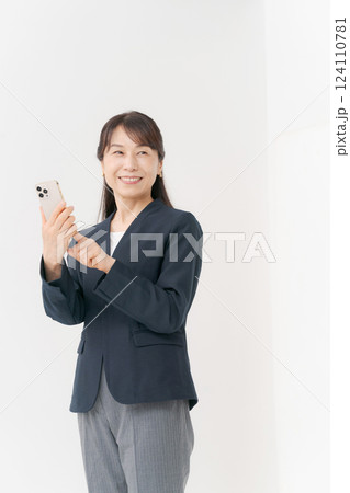 スマホを操作するミドル女性 スマホを操作するミドル女性 124110781