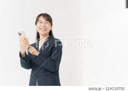スマホを操作するミドル女性 124110782