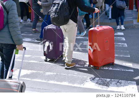 日本の東京都市景観XEC株…インバウンド続く…吾妻橋交差点近くにもスーツケースの観光客…右奥は浅草寺 日本の東京都市景観XEC株…インバウンド続く…吾妻橋交差点近くにもスーツケースの観光客…右奥は浅草寺 124110784