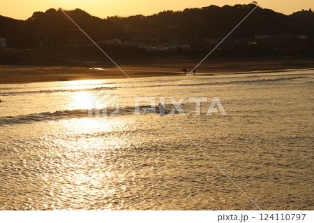 千葉の釣ヶ崎海岸の夕日とサーファー 124110797