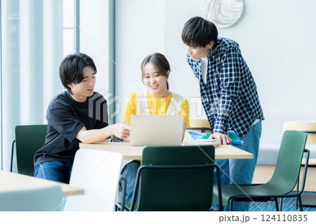 パソコンを見ながら話す学生たち パソコンを見ながら話す学生たち 124110835