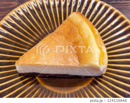 ベイクドチーズケーキ 濃厚なクリームチーズのケーキ ベイクドチーズケーキ 濃厚なクリームチーズのケーキ 124110848
