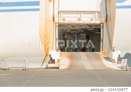 【大洗港に停泊中のさんふらわあ　ふらの　前方のランプウェイ】 124110877