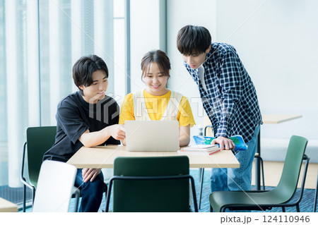 オフィスで働くビジネスパーソン 124110946