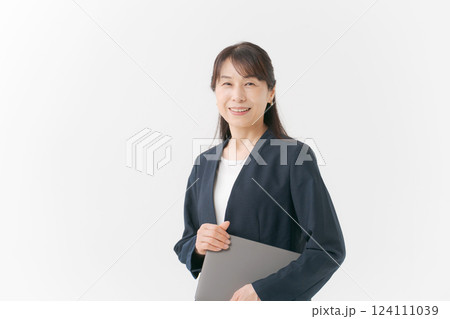 タブレットを持つミドル女性のポートレート 124111039