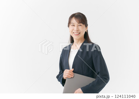 タブレットを持つミドル女性のポートレート タブレットを持つミドル女性のポートレート 124111040