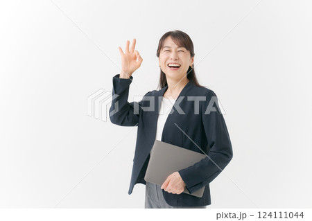 タブレットを持つミドル女性のポートレート 124111044