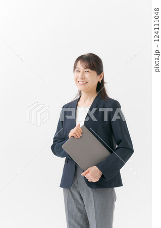 タブレットを持つミドル女性のポートレート 124111048