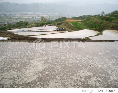 長野県千曲市の姨捨の棚田(入水) 長野県千曲市の姨捨の棚田(入水) 124111067