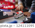 車で遊ぶ子供 124111095
