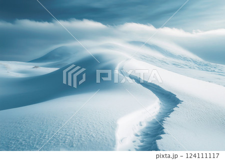 雪に残る足跡と風が吹く冬の丘 124111117