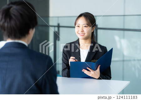 受付のコンサルタントの女性 124111183