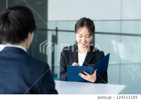 受付のコンサルタントの女性 124111185