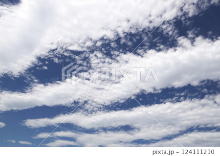 青空と白い雲 124111210