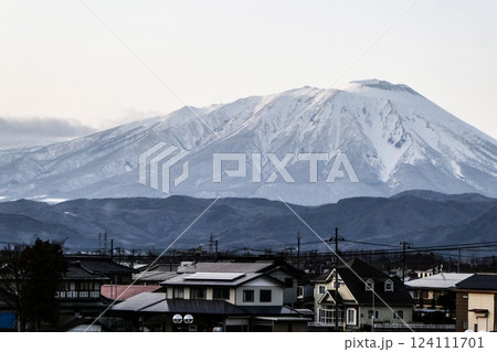 岩手県立美術館から見る春を待つ岩手山 124111701