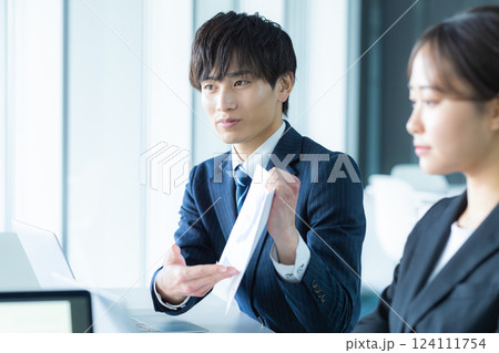 打ち合わせする若いビジネスマン 124111754