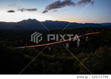 紅葉の松見大橋 124111799