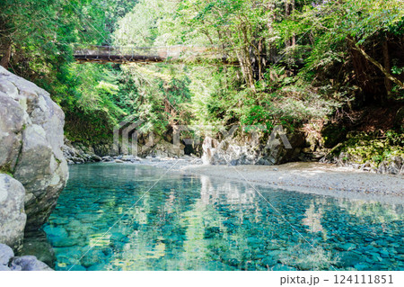 ＜長野＞阿寺渓谷の美しい絶景と吊り橋 124111851