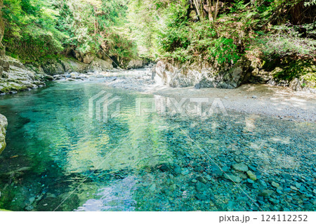 ＜長野＞阿寺渓谷の透明度の高いエメラルドグリーンの川 124112252