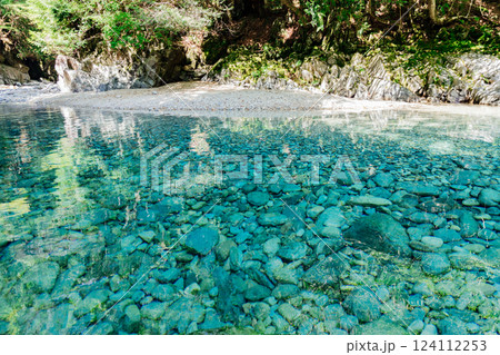 ＜長野＞阿寺渓谷の透明度の高いエメラルドグリーンの川 124112253