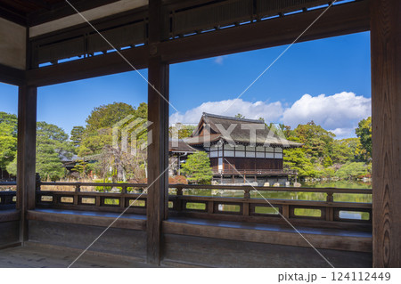 京都 平安神宮神苑 泰平閣から見る尚美館 京都 平安神宮神苑 泰平閣から見る尚美館 124112449