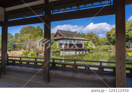 京都　平安神宮神苑　泰平閣から見る尚美館 124112450