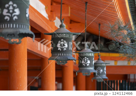 平安神宮　朱塗りの柱と吊燈籠 124112466