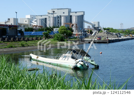 転覆した小型船と千鳥運河沿いの工業地帯 転覆した小型船と千鳥運河沿いの工業地帯 124112546