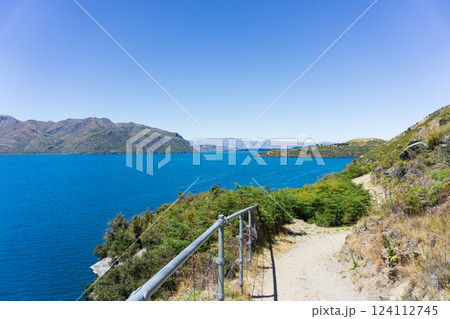 ニュージーランド ワナカ湖(Lake Wanaka)と遊歩道 ニュージーランド ワナカ湖(Lake Wanaka)と遊歩道 124112745
