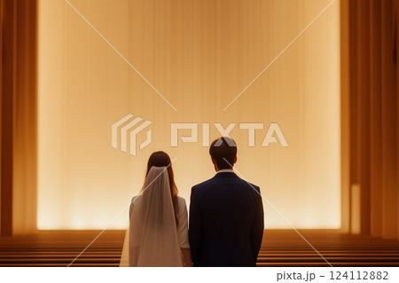 シネマティックなウェディングシーン、新婦のレースのガウンと流れるヴェール 124112882