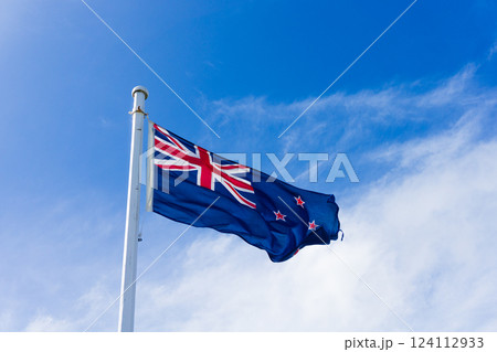 青空と風になびくニュージーランドの国旗	 124112933
