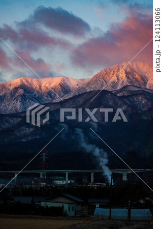 朝焼けの中央アルプス南駒ヶ岳と赤椰岳 124113066