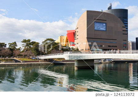 福岡県　北九州市　小倉　紫川　鴎外橋・リバーウォーク北九州を望む 124113072