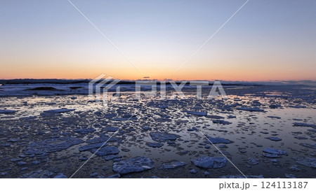北海道サロマ湖周辺の流氷2025年2月24日汽水湖網走周辺夕焼けサンセット drift-ice 124113187