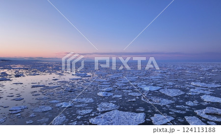 北海道サロマ湖周辺の流氷2025年2月24日汽水湖網走周辺夕焼けサンセット drift-ice 124113188