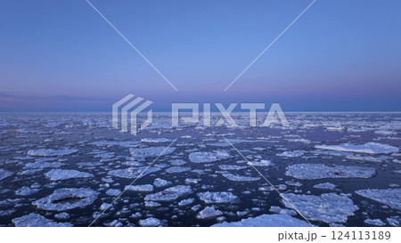 北海道サロマ湖周辺の流氷2025年2月24日汽水湖網走周辺夕焼けサンセット drift-ice 124113189