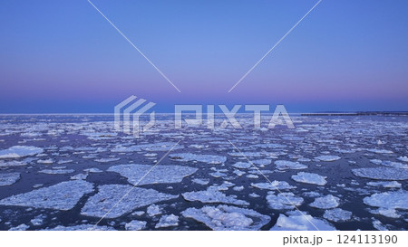 北海道サロマ湖周辺の流氷2025年2月24日汽水湖網走周辺夕焼けサンセット drift-ice 124113190