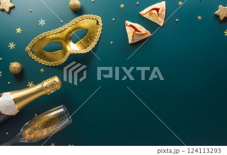 Happy Purim carnival decoration concept made from golden mask star and glitter on dark background. (Happy Purim in Hebrew, jewish holiday celebrate) 124113293