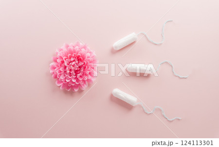 Active sperm cells swim to the flower like an egg on pink background with copy space. The concept of pregnancy, fertilization of the egg 124113301