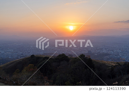 【秋】奈良公園　若草山からの眺望【夕景】 124113390