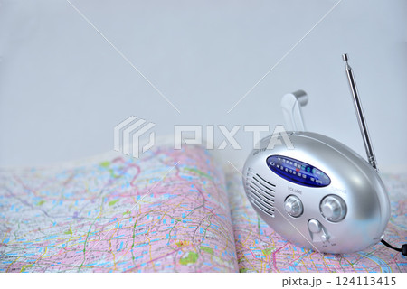 地図 ラジオ  災害時避難路の確認イメージ 124113415