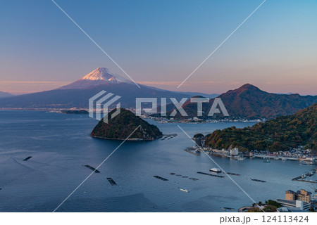 【静岡県】沼津市・内浦の海越しに富士山 【静岡県】沼津市・内浦の海越しに富士山 124113424