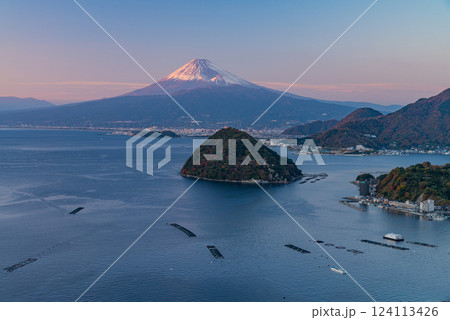 【静岡県】沼津市・内浦の海越しに富士山 124113426