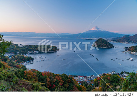 【静岡県】沼津市・内浦の海越しに富士山 124113427