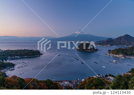 【静岡県】沼津市・内浦の海越しに富士山 124113430