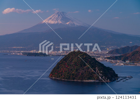 【静岡県】沼津市・内浦の海越しに富士山 【静岡県】沼津市・内浦の海越しに富士山 124113431