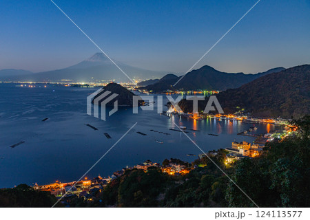 【静岡県】沼津市・明かりが灯った内浦の海越しに富士山 124113577
